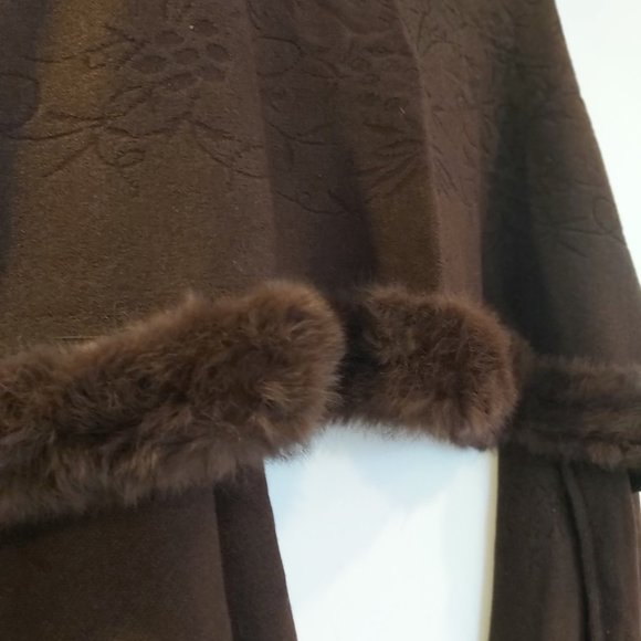 Brown shawl with faux fur trim and bobbles - Picture 2 of 7